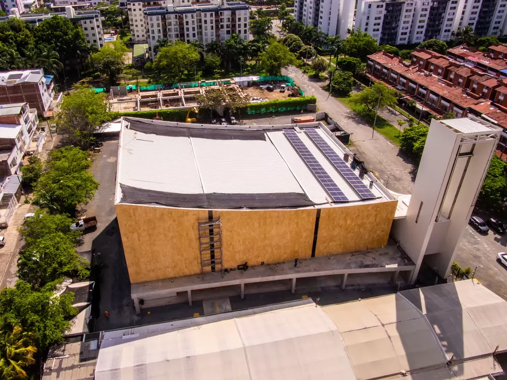 El templo del Santuario terminado, visto desde el aire, con su torre y la cruz